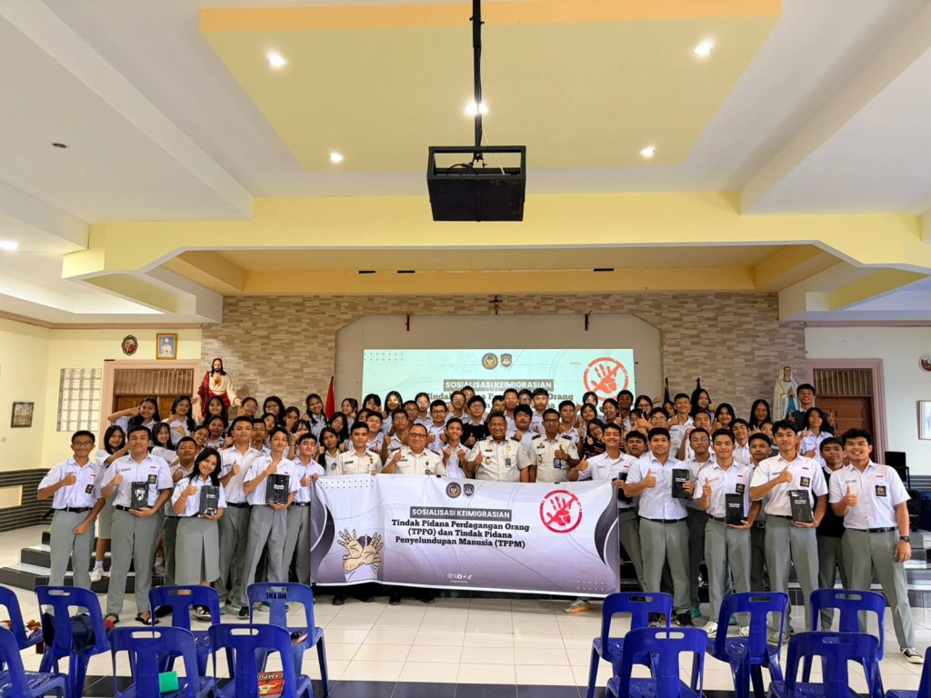 CEGAH TPPO, KANTOR IMIGRASI KELAS II TPI ADAKAN SOSIALISASI KEIMIGRASIAN DI SMA RK BUDI MULIA DAN SMA SWASTA KARTIKA 1-4 PEMATANGSIANTAR